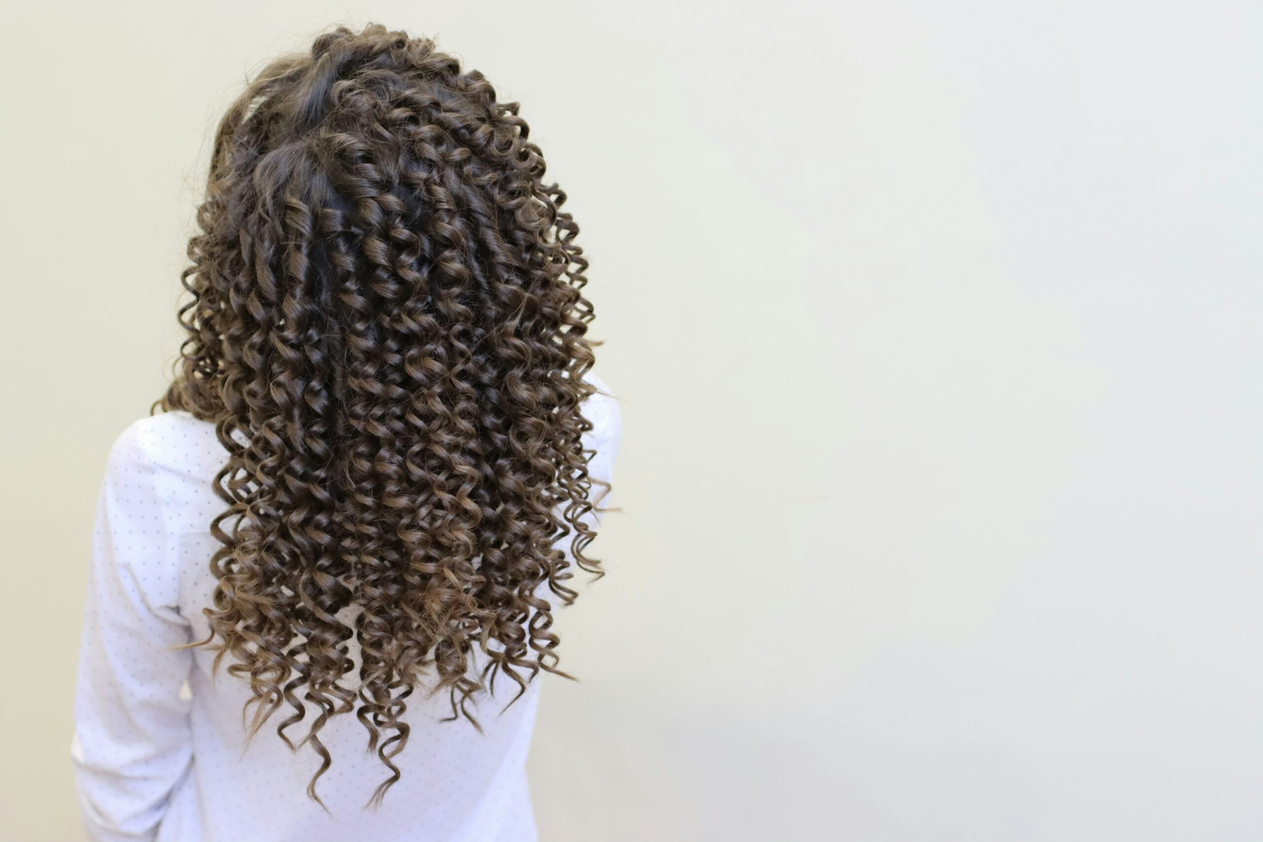 Masque maison cheveux bouclés : 5 recettes naturelles douces