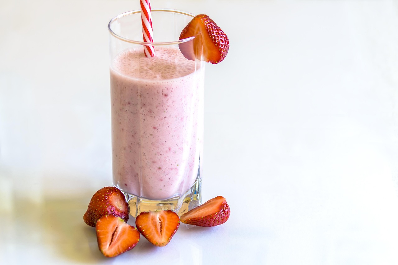 Kéfir aux fraises dans un verre