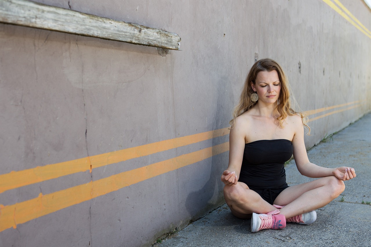 Femme en méditation, posture yoga
