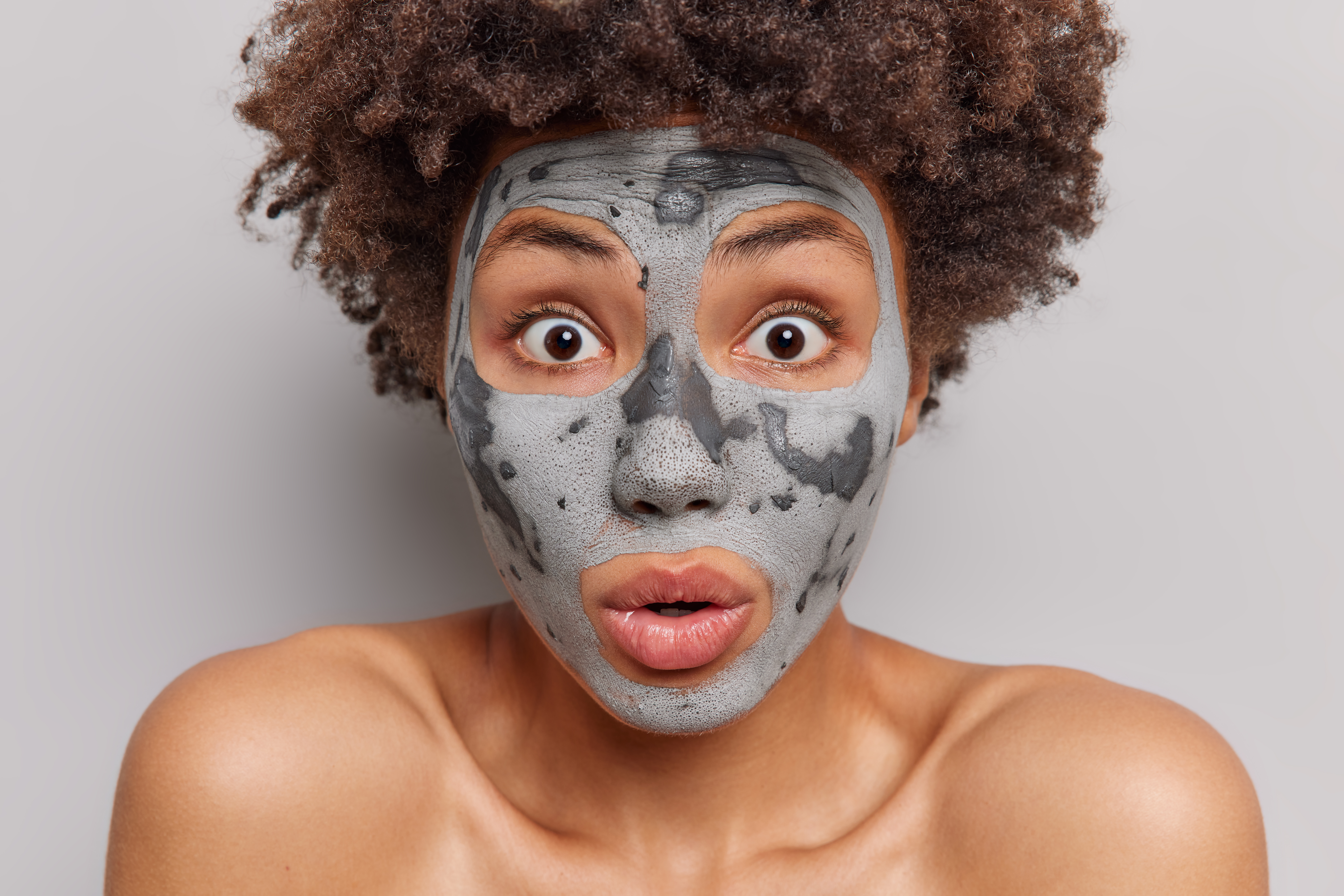 Masque points noirs argile blanche