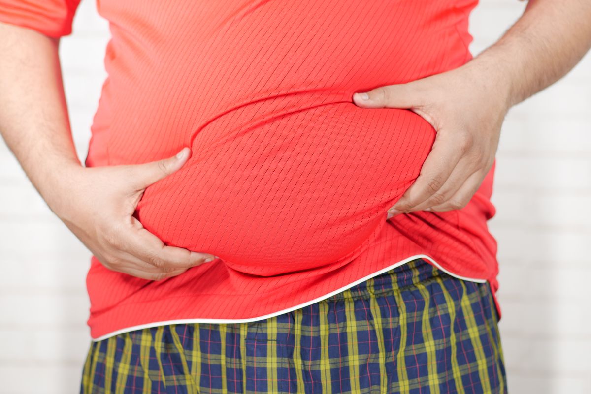 Massage doux du ventre pour soulager la constipation