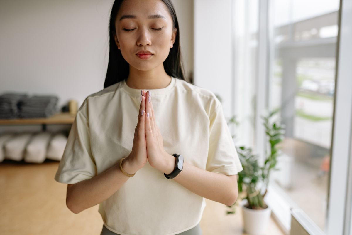 Femme pratiquant un exercice de respiration