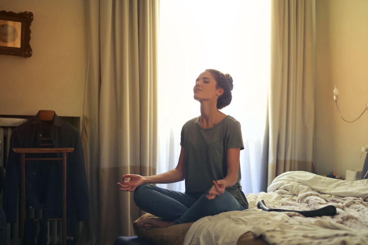 Femme pratiquant la relaxation et le lâcher prise