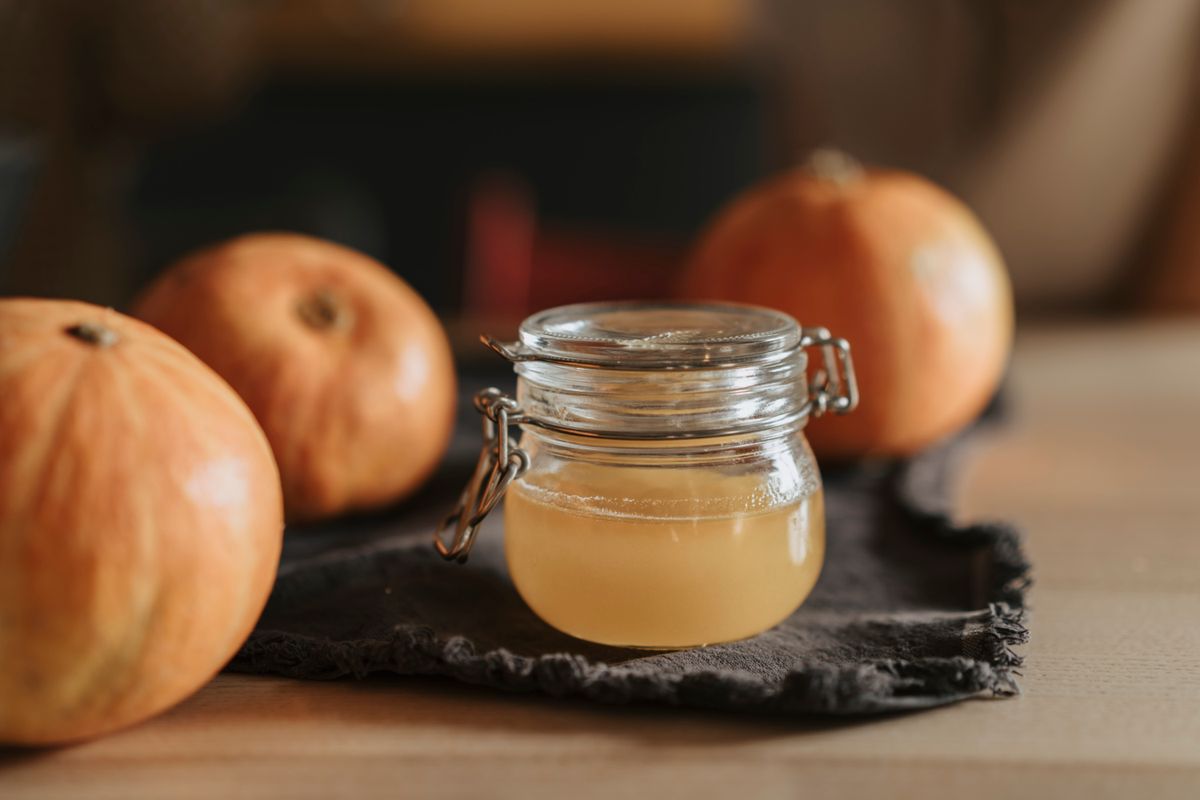Vinaigre de cidre de pomme dans un bocal en verre