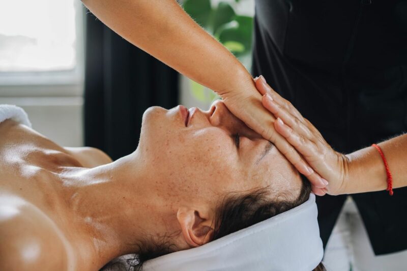 Acupression sinusite : 5 points pour décongestionner le nez