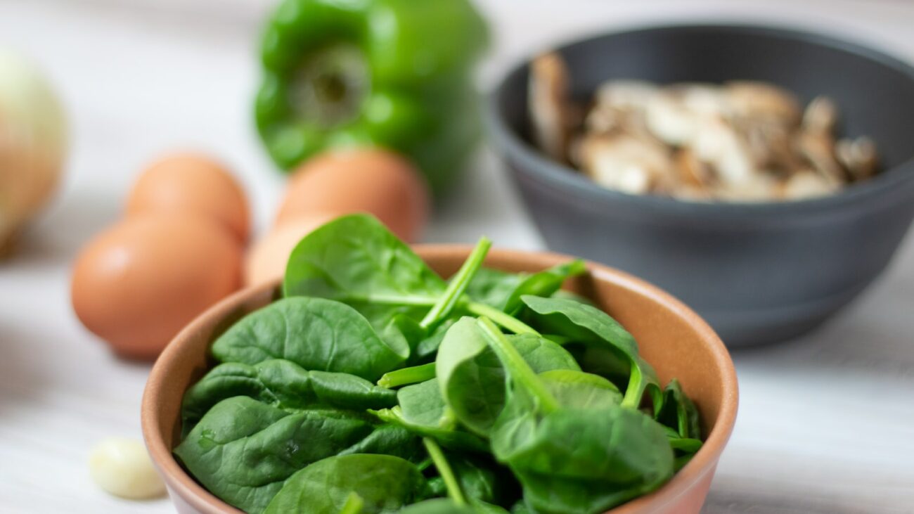 Bol de légumes verts riches en fer, épinards frais