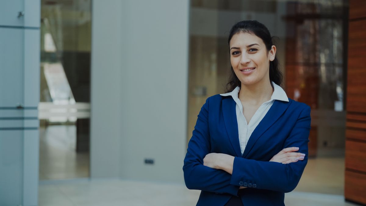 Femme confiante et souriante, les bras croisés