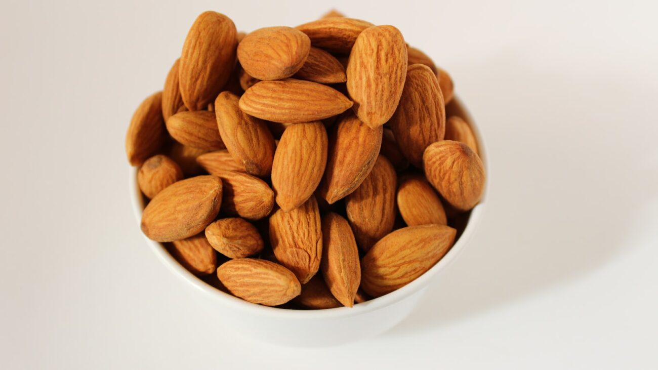 Amandes riches en magnésium dans un bol en céramique blanche