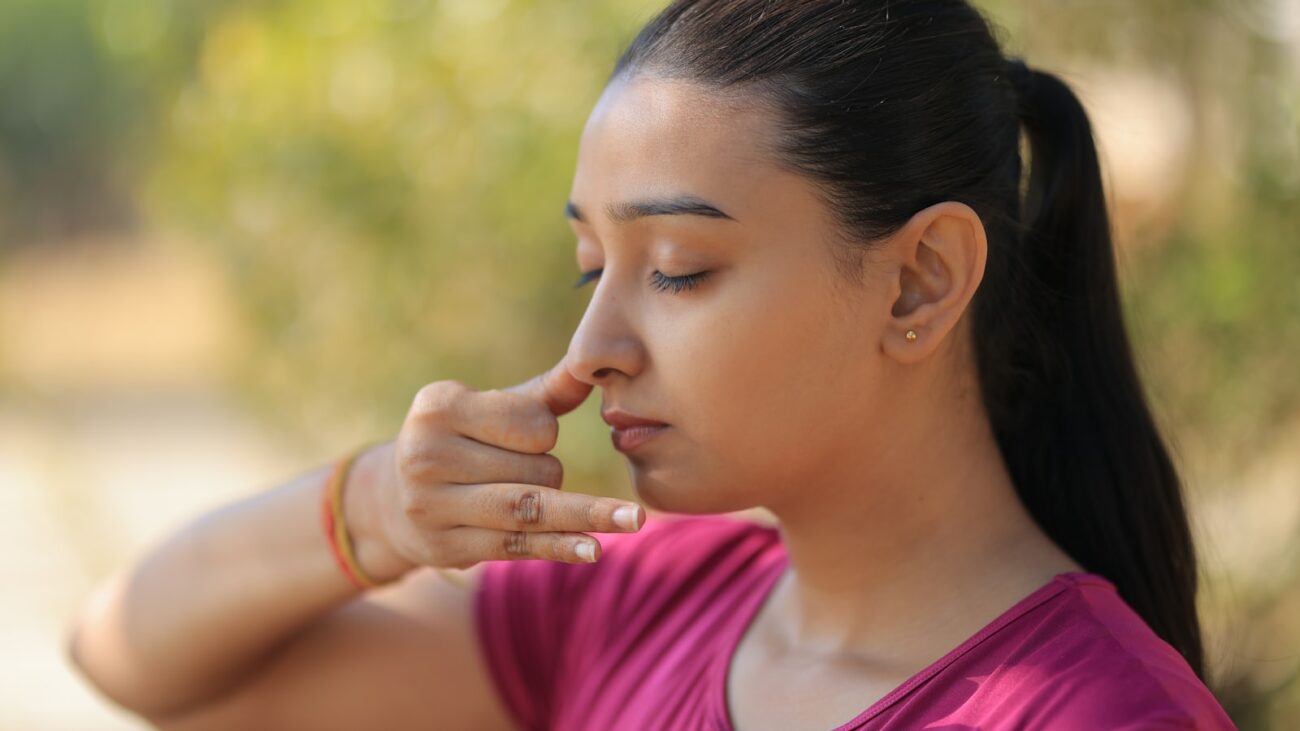 Femme pratiquant la respiration alternée (nadi shodhana) en plein air