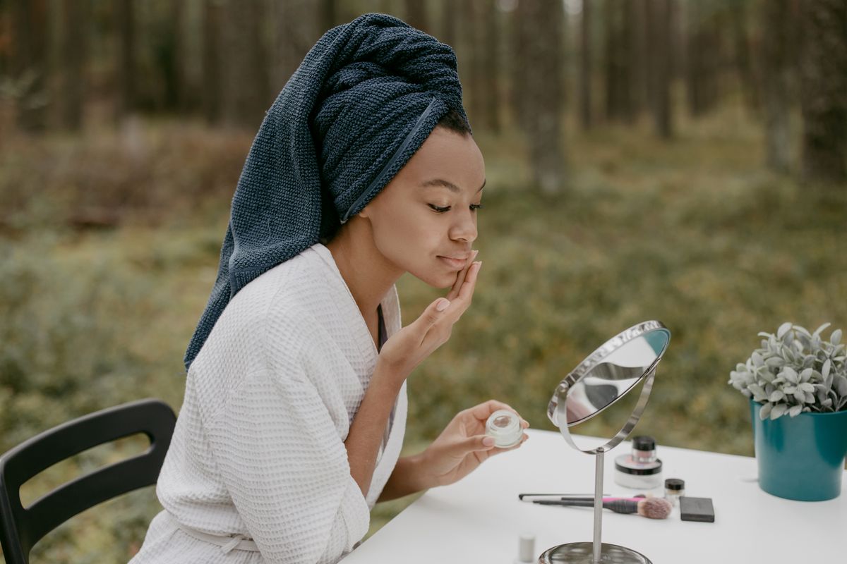Femme appliquant une crème hydratante, routine soin peau sèche