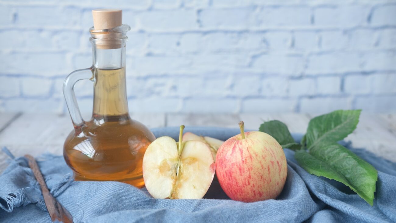 Bouteille de vinaigre de cidre avec pomme et citron