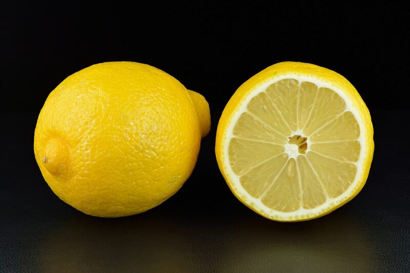 Citron entier et coupé en deux