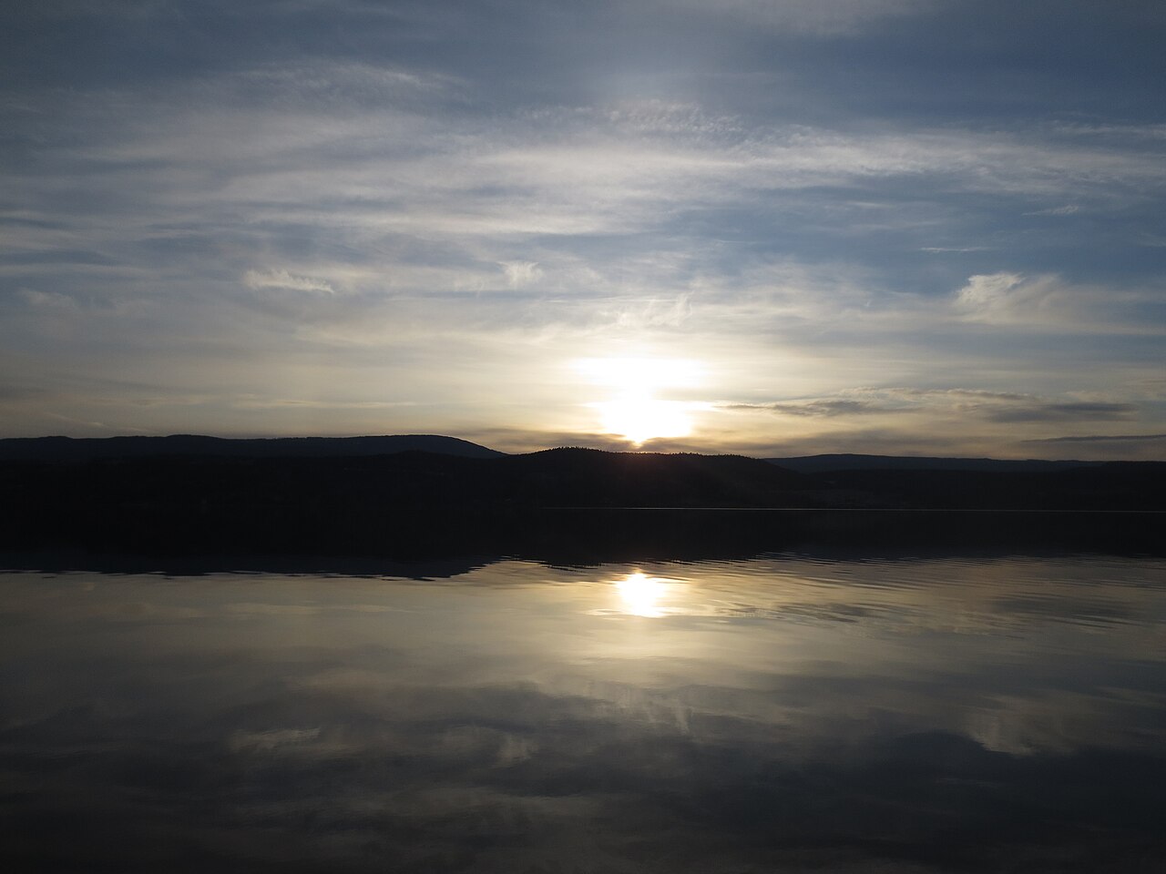 Lever de soleil paisible sur un lac
