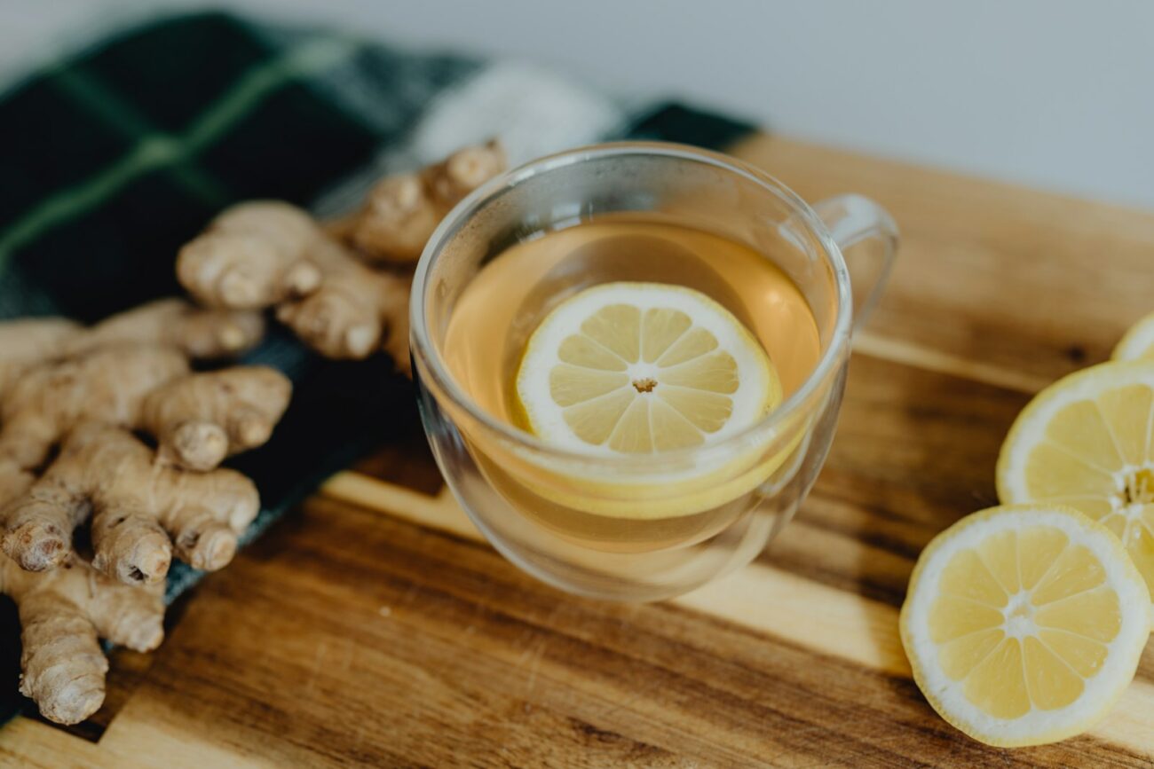 Tasse de thé au citron et gingembre frais